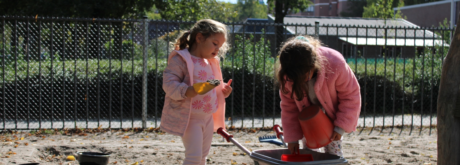Kinderen spelen met zand